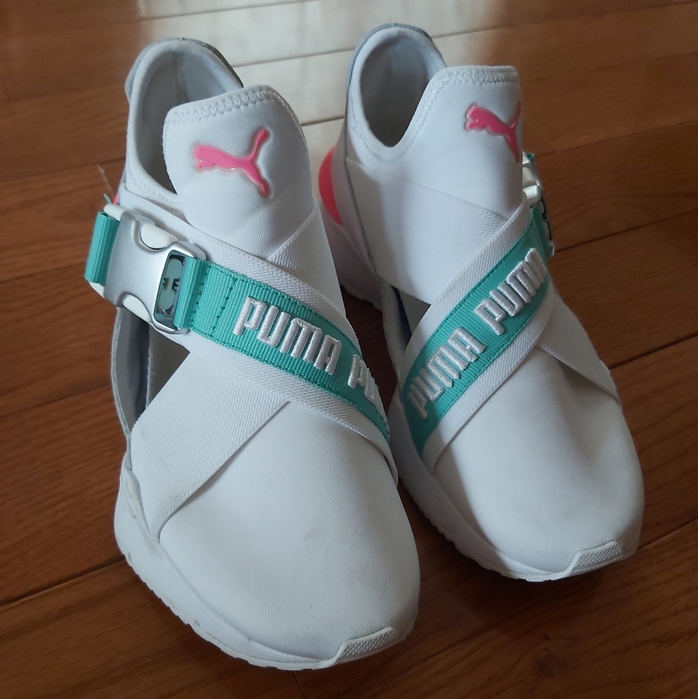 Gorgeous women Puma sneakers - Picture 1 of 6